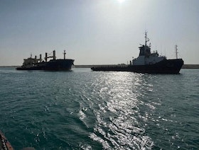 قناة السويس تعلن انتظام الملاحة بعد جنوح سفينة شحن