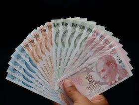 بلومبرغ: "دوّامة" انهيار الليرة التركية تهدد حكم أردوغان