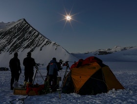 "حلقة النار" تظهر في سماء القطب الجنوبي بعد كسوف الشمس