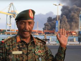 البرهان أمام ميناء بورتسودان بعد قصفه: ساعة القصاص ستحين