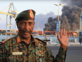 البرهان أمام ميناء بورتسودان بعد قصفه: ساعة القصاص ستحين
