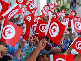 وسط توتر متصاعد.. مؤيدو الرئيس التونسي يحتجون ضد اتحاد الشغل