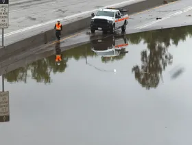 سيول تجتاح جنوب كاليفورنيا والسلطات تدعو السائقين إلى عدم القيادة