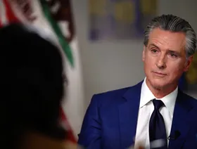 قبل انتخابات الثلاثاء.. حاكم كاليفورنيا: ترمب غير قواعد اللعبة وسنفوز بمعركة الدوائر