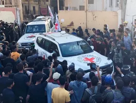 بالصور..  إجراءات تبادل الأسرى والمحتجزين بين "حماس" وإسرائيل