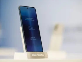سامسونج تسخر من أبل في إعلان "جلاكسي S25 إيدج"