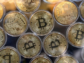 ما الفرق بين العملات الرقمية والمشفرة ومعاملاتهما المالية؟
