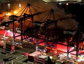 ميناء لوس أنجلوس يكافح حريقاً ضخماً على متن سفينة تحوي مواد خطرة