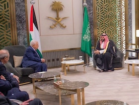 ولي العهد السعودي يجتمع مع رئيس فلسطين في جدة