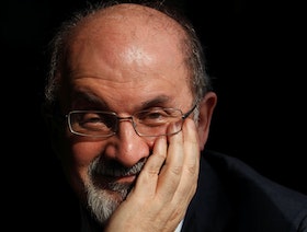 تعرض الروائي سلمان رشدي لعملية طعن في نيويورك