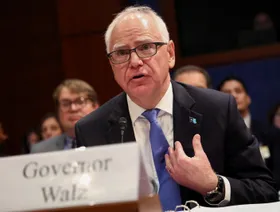 التحقيق مع حاكم مينيسوتا وعمدة مينيابوليس بشأن عرقلة إنفاذ قوانين الهجرة