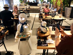  روبوتات يقودها ذوو الاحتياجات الخاصة تعمل في مطاعم اليابان