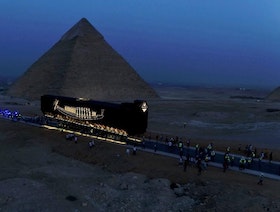 مركب الملك خوفو يصل المتحف المصري الكبير