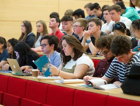 وسط ارتفاع الرسوم وقيود الهجرة.. جامعات بريطانيا تفقد جاذبيتها