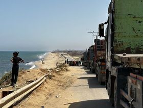 شاحنات المساعدات بانتظار إذن إسرائيل للتوجه لميناء غزة العائم.. ونزوح 630 ألفاً من رفح