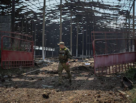 رئيس "MI6" السابق: ماكرون يمارس لعبة خطرة في أوكرانيا