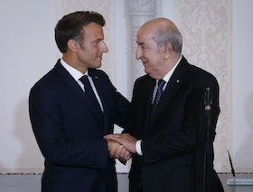 ماكرون وتبون ينهيان أزمة دبلوماسية: عودة سفير الجزائر لباريس