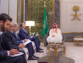 ولي العهد السعودي يبحث مع وزير الخارجية الإيراني فرص التعاون