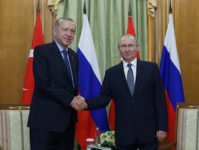قلق غربي من تنامي علاقات تركيا وروسيا وتلويح بـ"عقوبات"