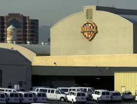 "وورنر براذرز" ترفض عرض "باراماونت" وتتمسك بصفقة "نتفليكس"