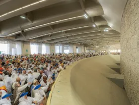 الحجاج يرمون الجمرات الثلاث في أول أيام التشريق