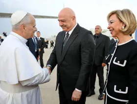 حاملاً رسالة سلام.. بابا الفاتيكان يصل لبنان المستهدف بغارات إسرائيلية