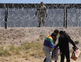 تكساس تنشر الحرس الوطني على حدود المكسيك وسط خلافات مع بايدن