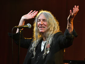 وسام جوقة الشرف الفرنسي لنجمة الروك الأميركية باتي سميث