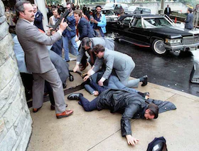 بعد 34 عاماً بالمصحة.. الإفراج عن المُدان في محاولة اغتيال ريجان