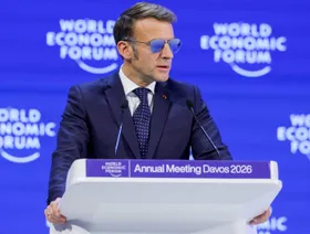 ماكرون: نتحول إلى عالم بدون قواعد.. والرسوم الأميركية تهدف لإخضاع وإضعاف أوروبا