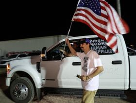 مئات الأميركيين يحتجون في تكساس على تدفق المهاجرين من المكسيك