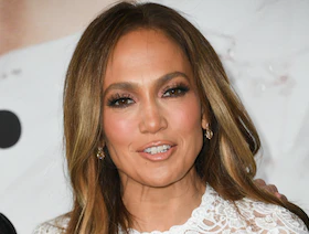 جينيفر لوبيز تحذف منشوراتها على إنستجرام وتستبدلها بصورة سوداء