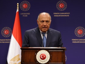 مصر وتركيا ترفعان التمثيل الدبلوماسي إلى مستوى السفراء