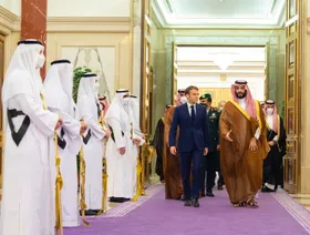 ولي العهد السعودي وماكرون يبحثان تطورات المنطقة في اتصال هاتفي