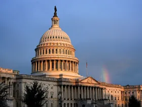 إدارة ترمب تلمّح لدفع أجور الموظفين العاملين فقط بعد الإغلاق الحكومي