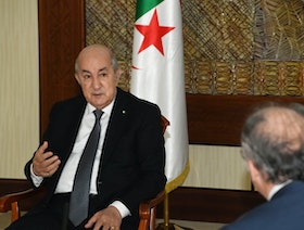الرئيس الجزائري يدعو فرنسا إلى "صفحة جديدة" قبل زيارة باريس