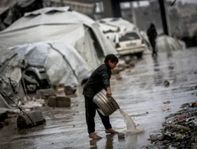 الأمطار والبرد القارص يعصفان بالفلسطينيين النازحين في خيام غزة