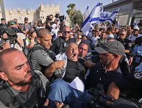 "مسيرة الأعلام".. اقتحامات للأقصى وعشرات الإصابات بصفوف الفلسطينيين