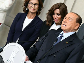 نقل رئيس الوزراء الإيطالي الأسبق سيلفيو برلسكوني إلى المستشفى