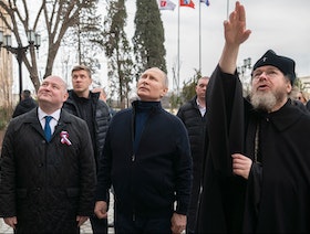 لأول مرة منذ بدء حرب أوكرانيا.. بوتين يزور دونباس ويتجول في ماريوبل