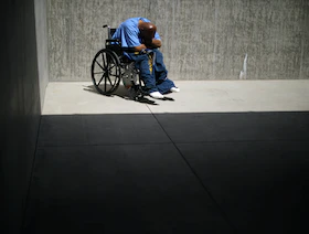 هل يقي "فيتامين د" من ألزهايمر والخرف؟