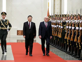 ألمانيا تطالب الصين باستخدام نفوذها لوقف حرب أوكرانيا.. وبوتين يجتمع بقادة الجيش