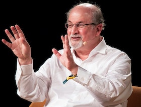 سلمان رشدي يفقد البصر في إحدى عينيه جراء هجوم أغسطس
