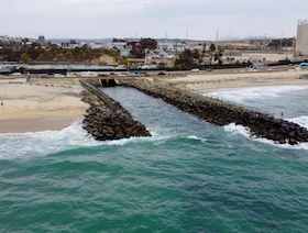 باحثون يبتكرون نظاماً يحول بخار المحيطات إلى مياه شرب