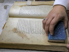 عمل دؤوب في بغداد لحماية مخطوطات تراثية تعود لقرون    