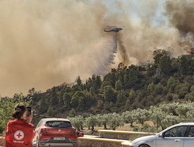 اليونان وكندا تكافحان حرائق الغابات.. وفرنسا تتأهب