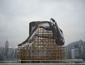 عمل فني عملاق يثير قلقاً في هونج كونج