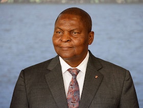 رئيس إفريقيا الوسطى يتهم الغرب بعرقلة التنمية في بلاده