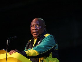 رئيس جنوب إفريقيا يتمسك بالسلطة والجيش ينتشر لمنع التخريب
