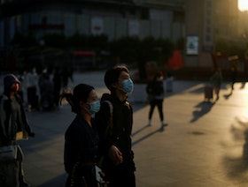 الصين تكثف قيود كورونا في مدنها الكبرى مع تزايد أعداد الإصابات 